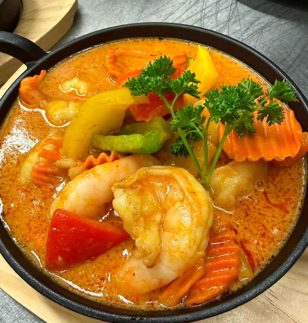 Garnelen Curry mit gelber Currysauce in der Gusseisenpfanne
