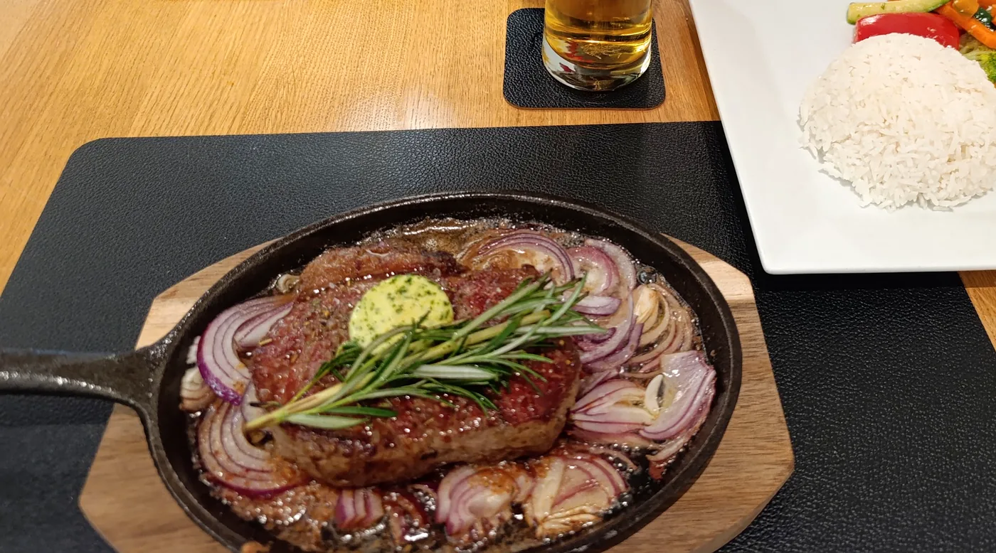 Tepan Roast Beef mit Kräuterbutter und Rosmarin